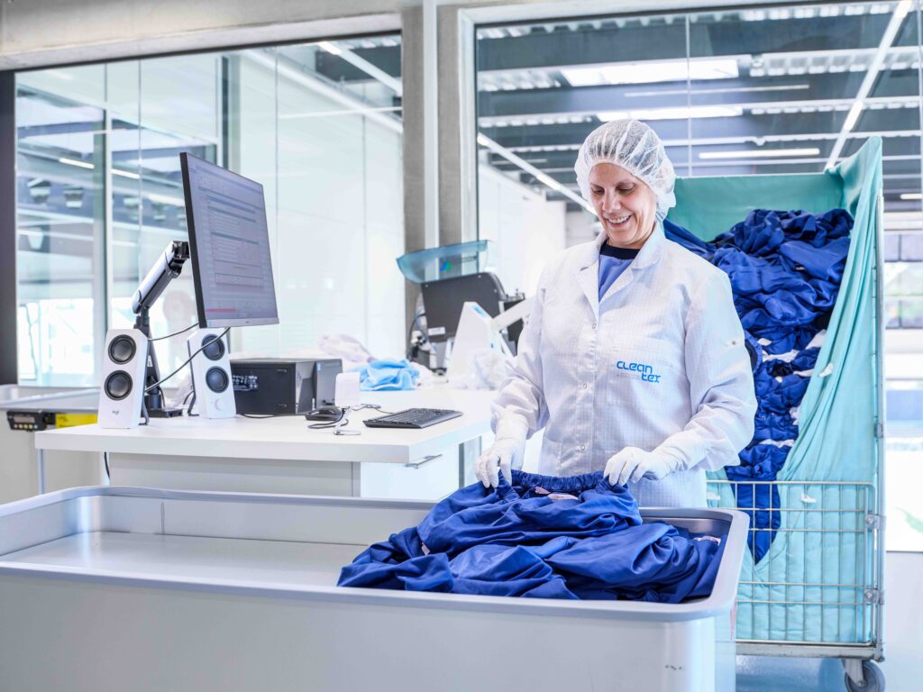 Mitarbeiterin von CleanTex welches die verschmutze Wäsche scannt