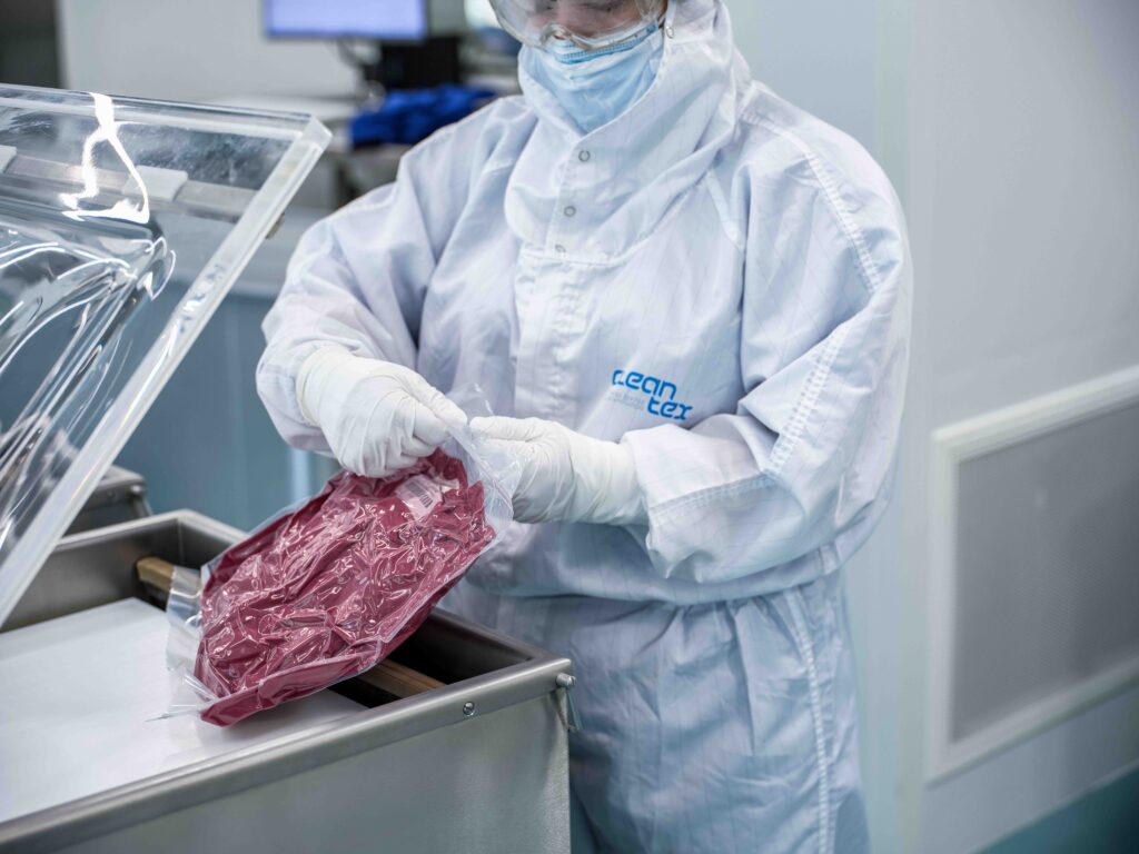 CleanTex Mitarbeiterin verpackt Reinraumkleider