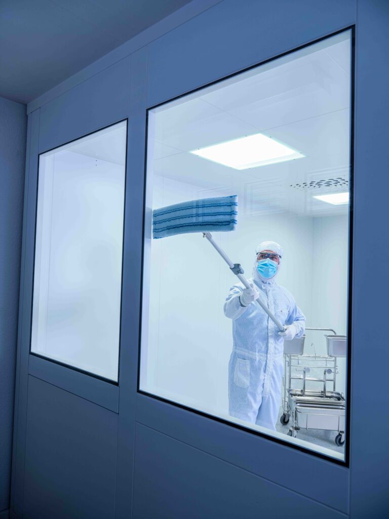 Fensterreinigung in einem Reinraum