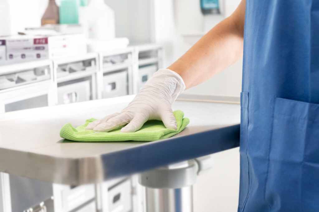 Sterile Oberfläche wird mit einem Mikrofasertuch im OP-Saal verwendet