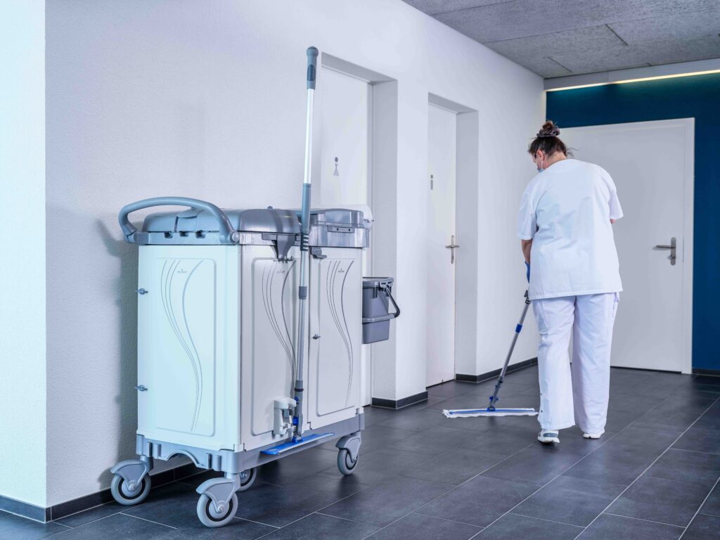 Bodenreinigung vor den Sanitäranlagen im Healthcare-Bereich